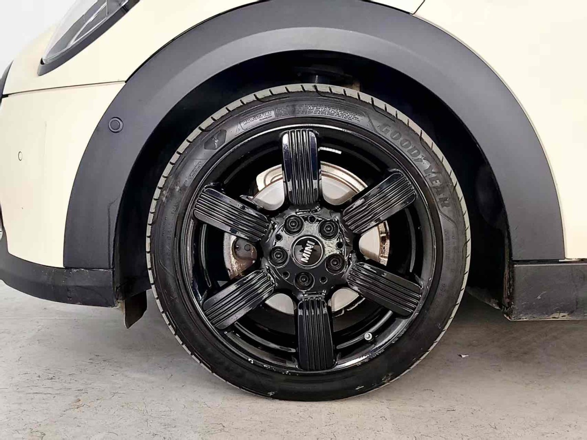 MINI MINI  2022款 改款 1.5T COOPER 藝術(shù)家 五門(mén)版圖片