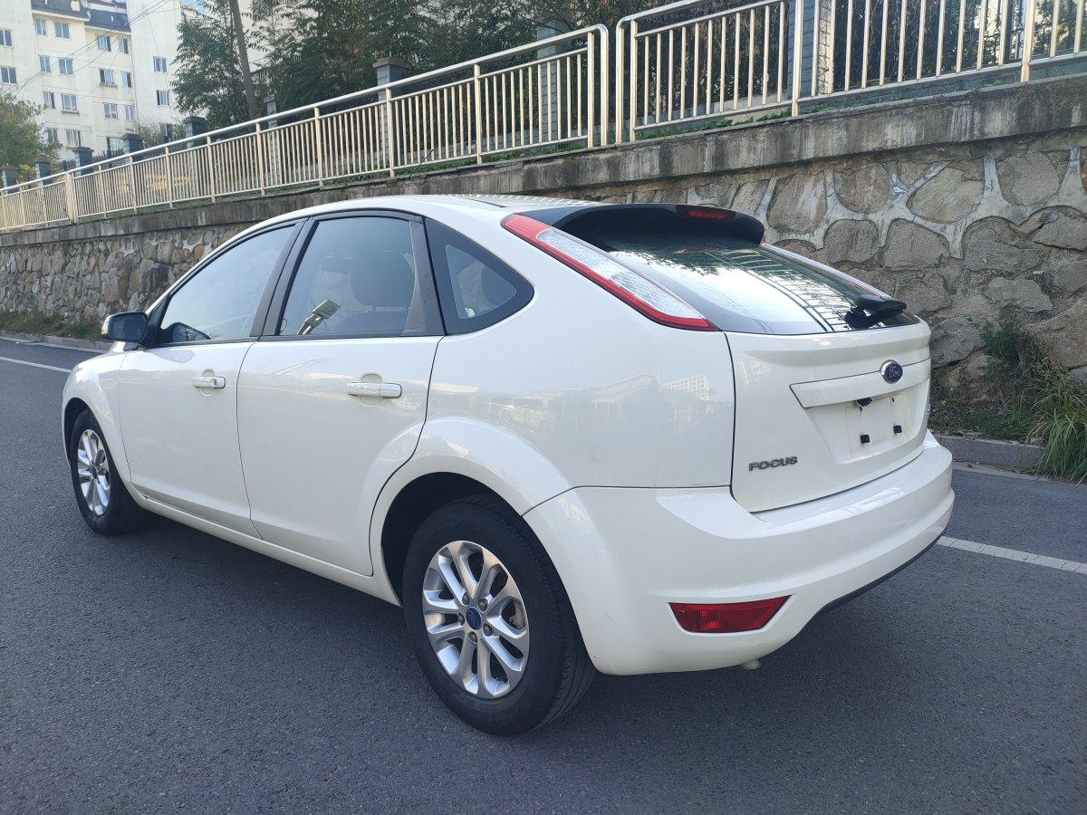 福特 ?？怂? 2013款 兩廂經(jīng)典 1.8L 自動基本型圖片