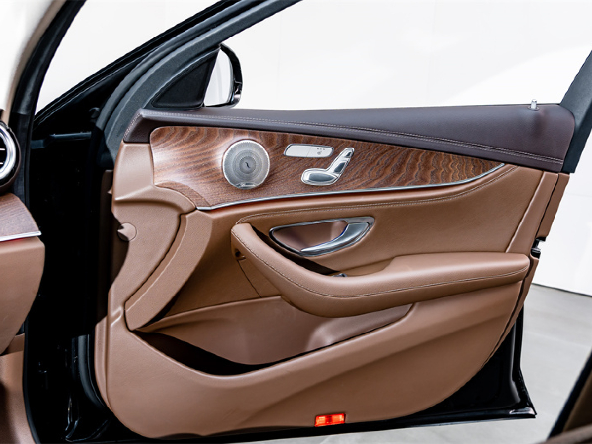 奔驰 奔驰E级  2022款 改款二 E 300 L 豪华型图片