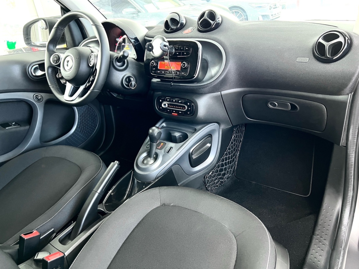 2019年8月smart fortwo  2019款 0.9T 66千瓦硬頂風(fēng)擎版 國VI