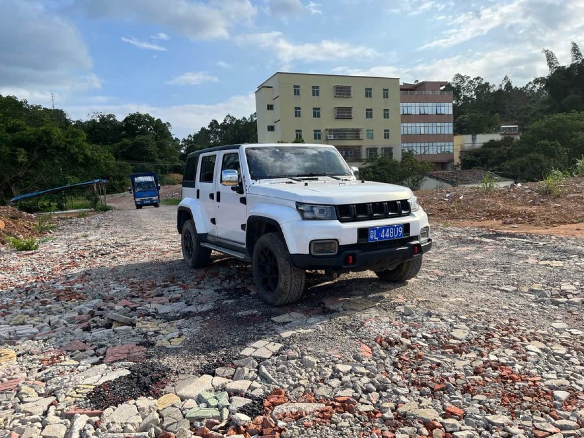 北京 BJ40  2021款 2.0D 自動四驅(qū)刀鋒英雄版?zhèn)b客型圖片