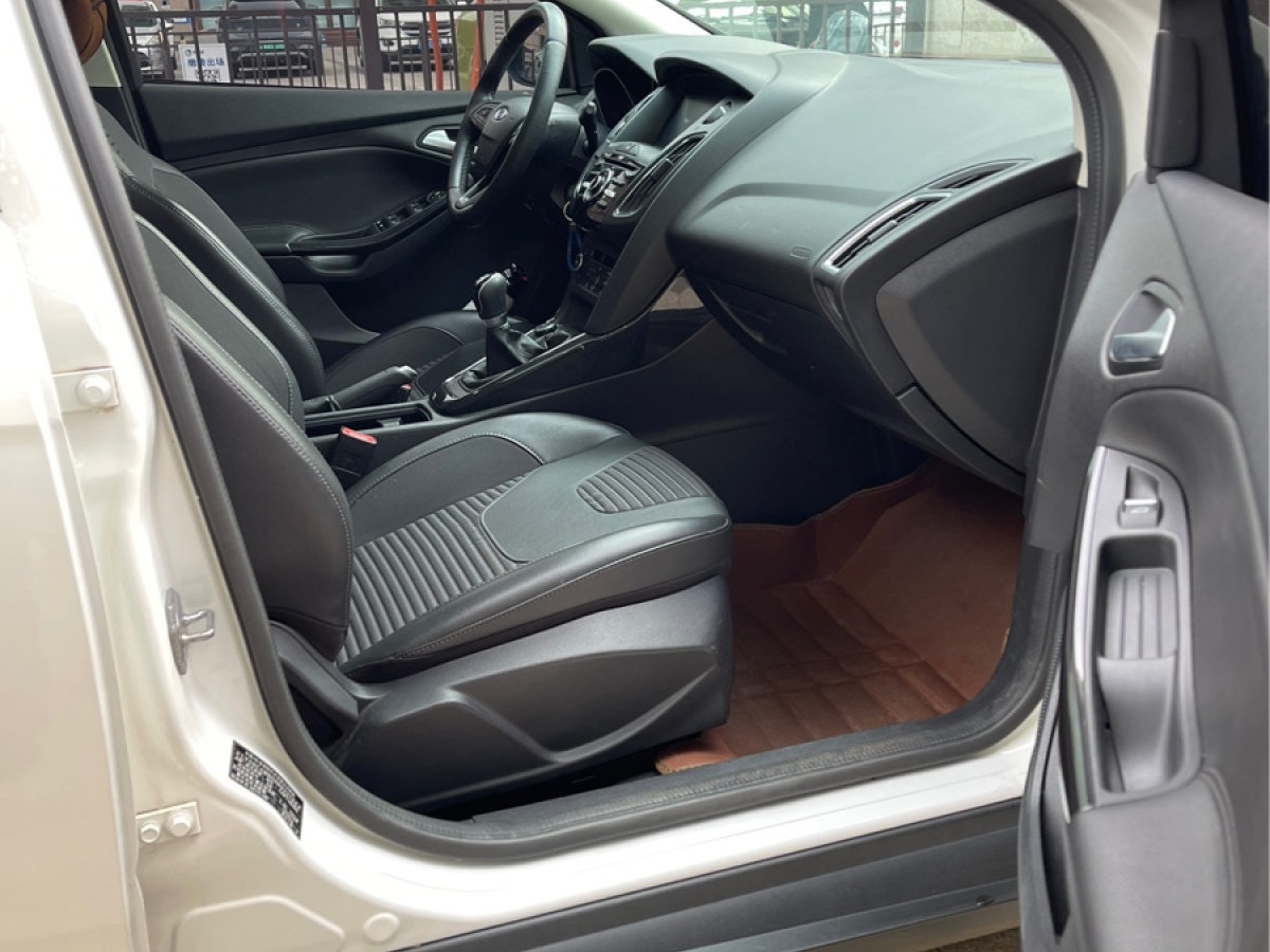 福特 福克斯  2017款 两厢 1.6L 手动舒适型智行版图片