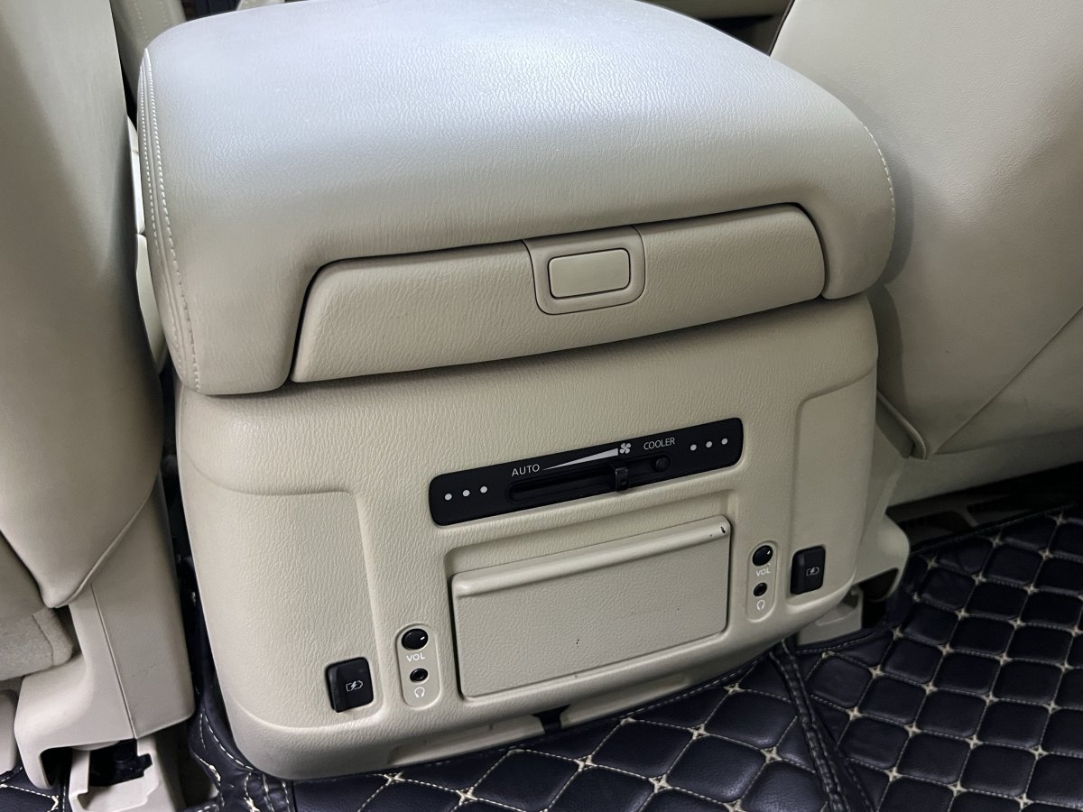 日產(chǎn) 途樂(lè)  2018款 4.0L 鉑金型圖片