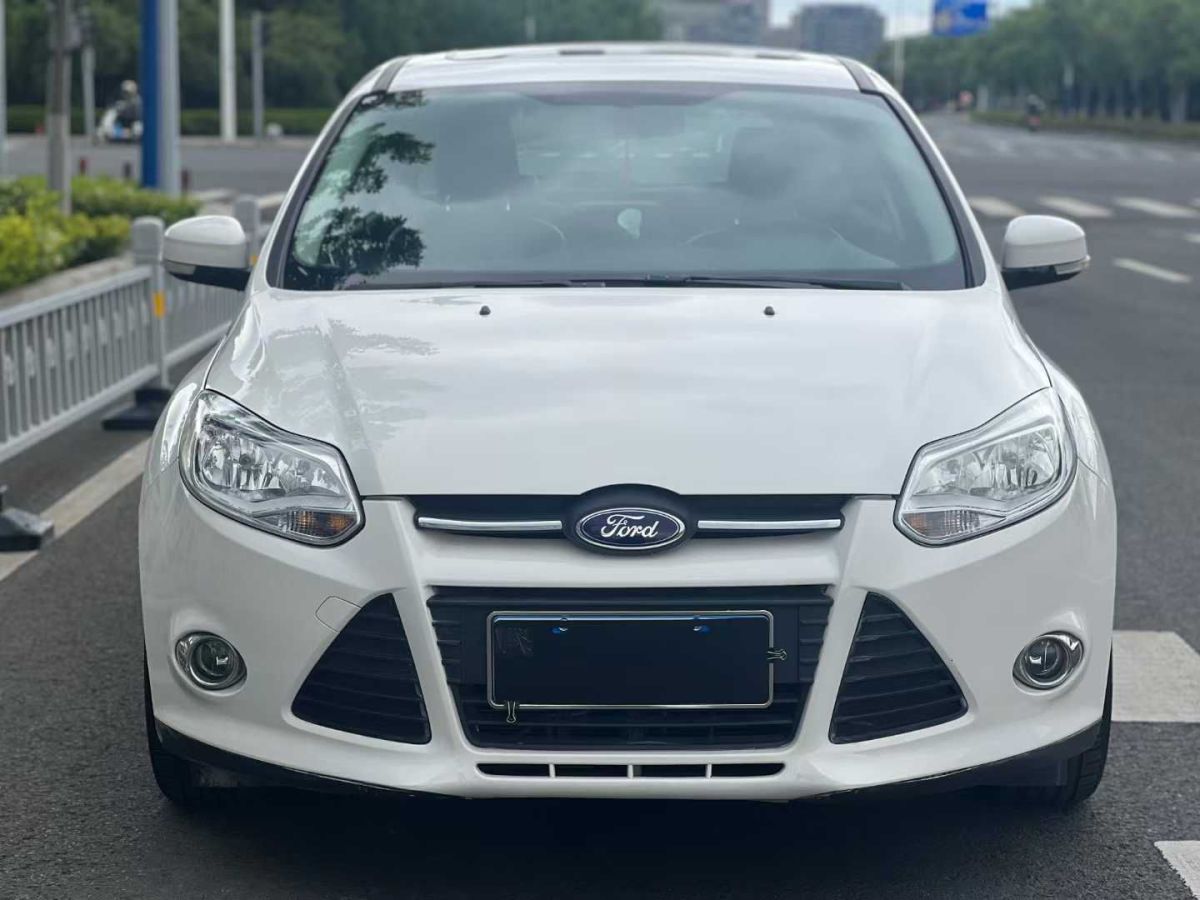 福特 ?？怂? 2014款 兩廂經(jīng)典 1.8L 自動酷白典藏版圖片