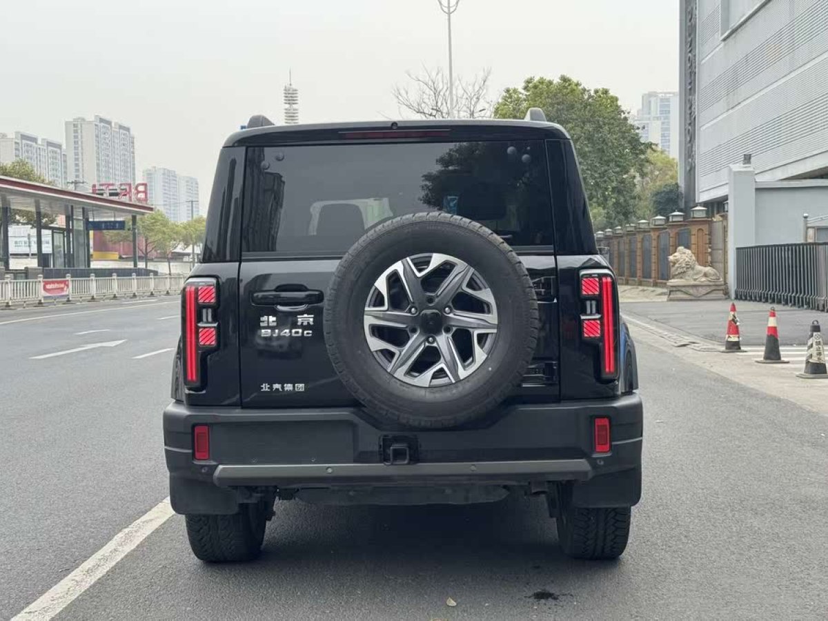 北京 BJ40  2024款 2.0T 城市獵人版 至尊型圖片