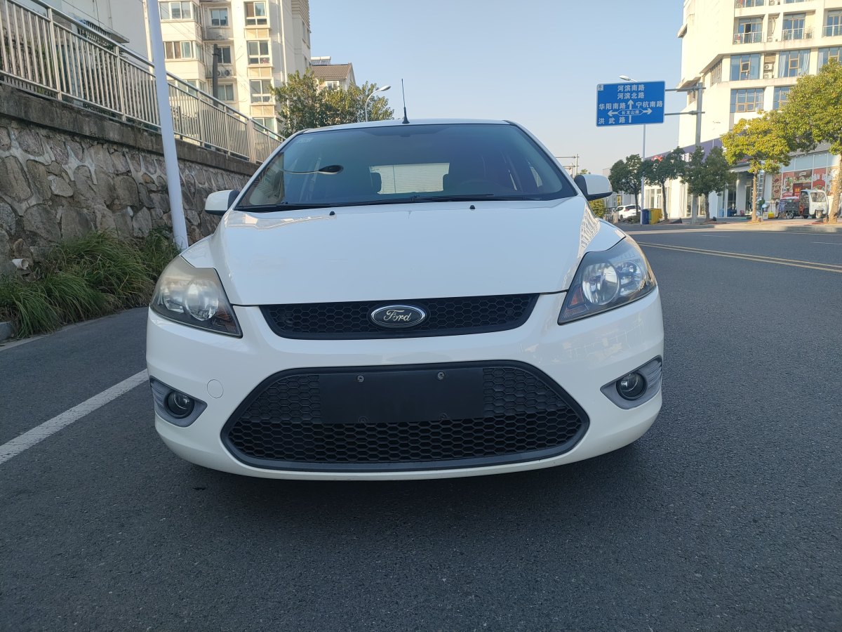 福特 ?？怂? 2013款 兩廂經(jīng)典 1.8L 自動基本型圖片