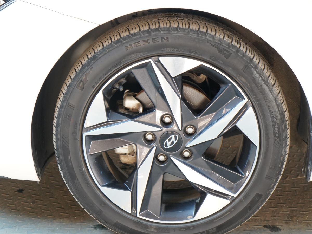 2021年12月現(xiàn)代 伊蘭特  2021款 1.5L LUX尊貴版