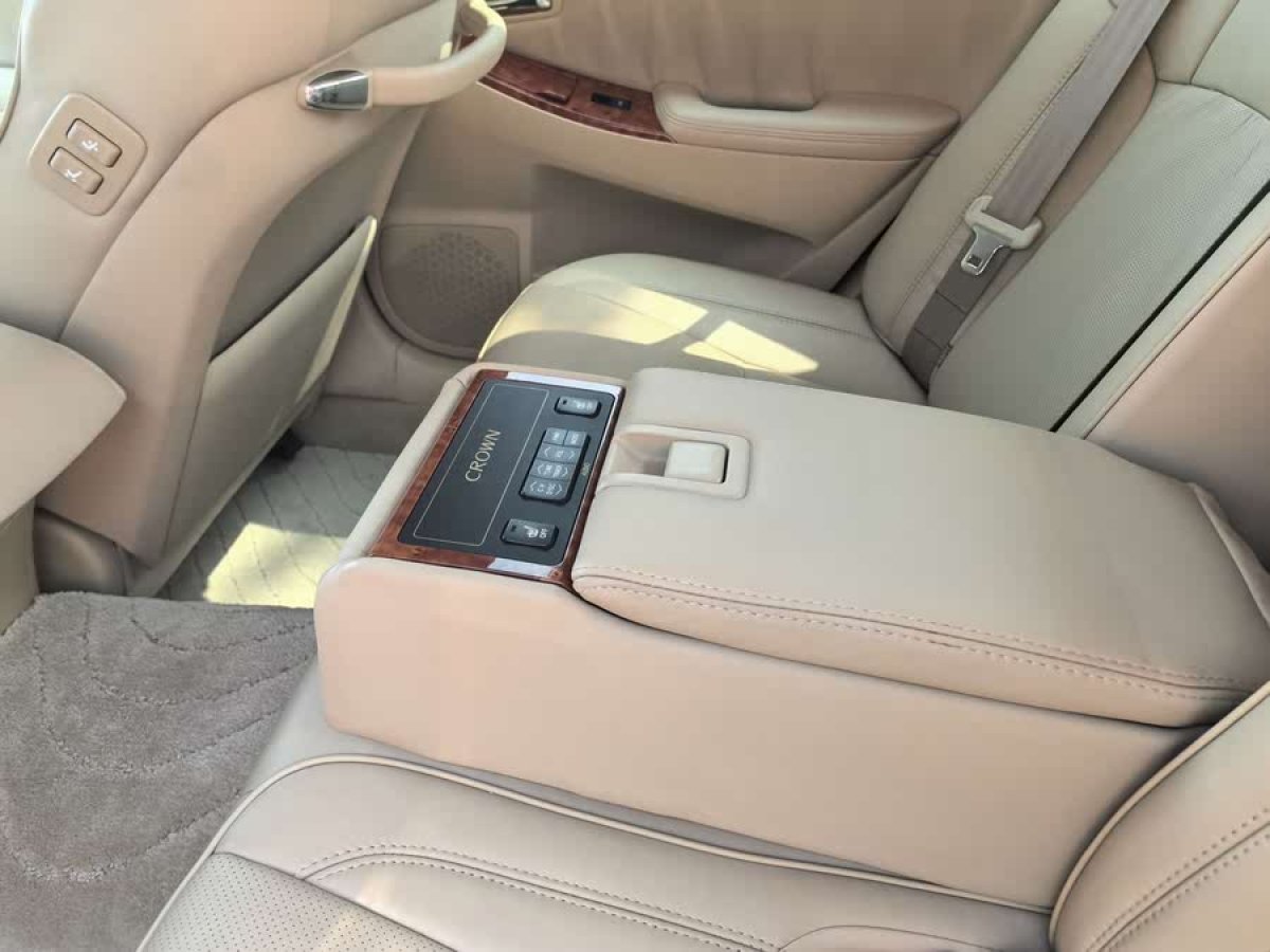 豐田 皇冠  2009款 2.5L Royal特別導(dǎo)航版圖片