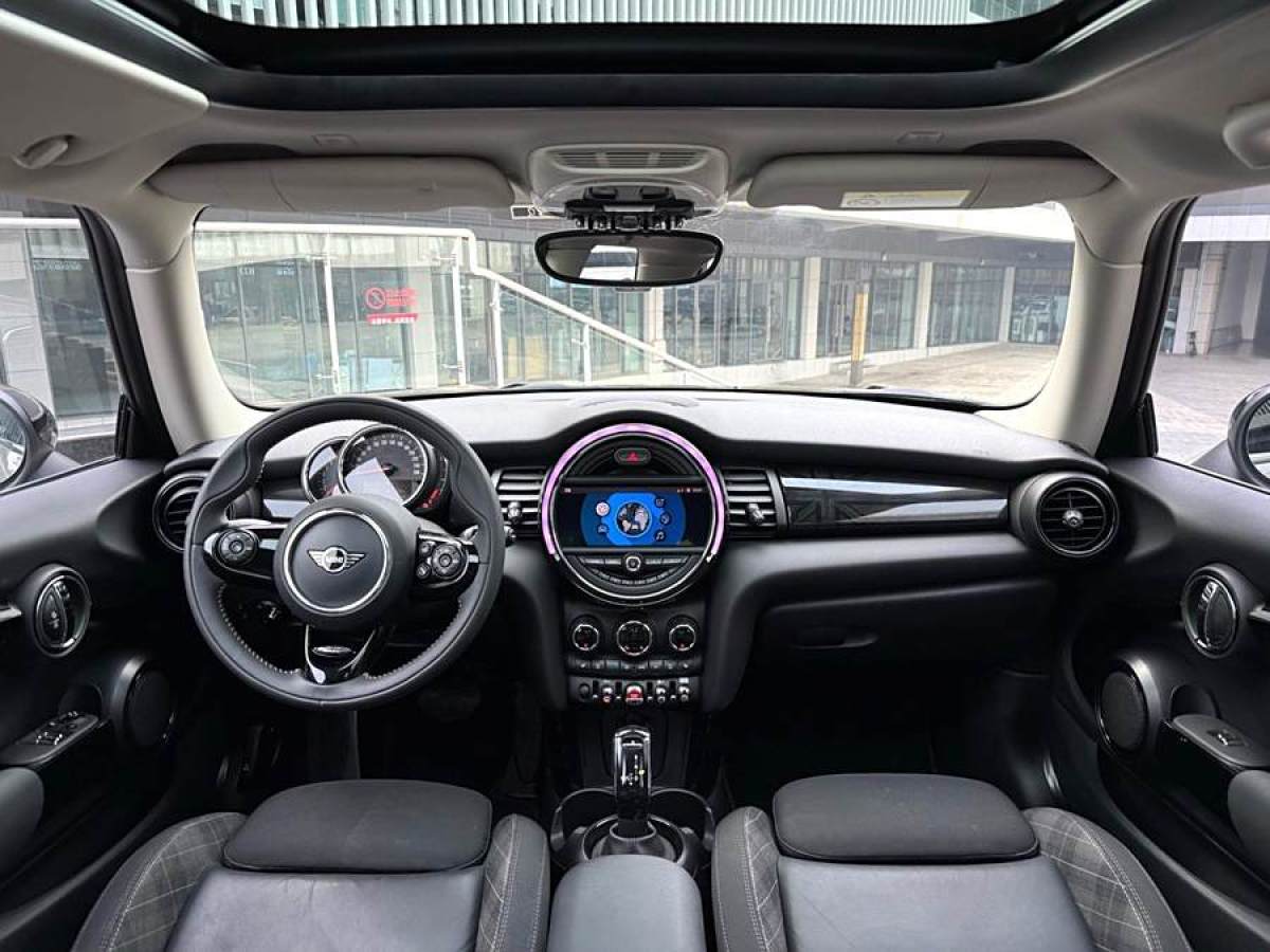 MINI COUNTRYMAN  2018款 1.5T COOPER 藝術(shù)家圖片