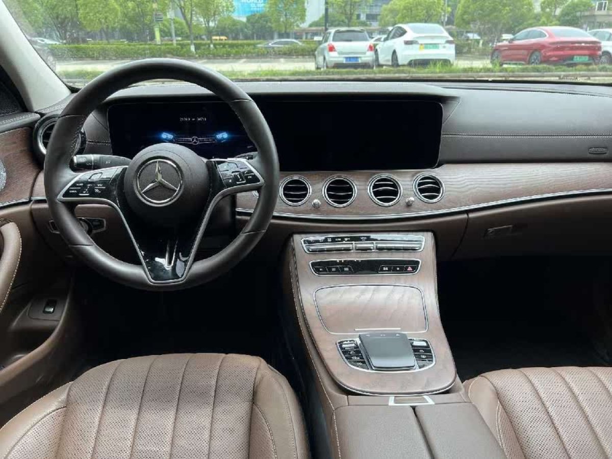 奔馳 奔馳E級  2023款 改款 E 300 L 尊貴型圖片