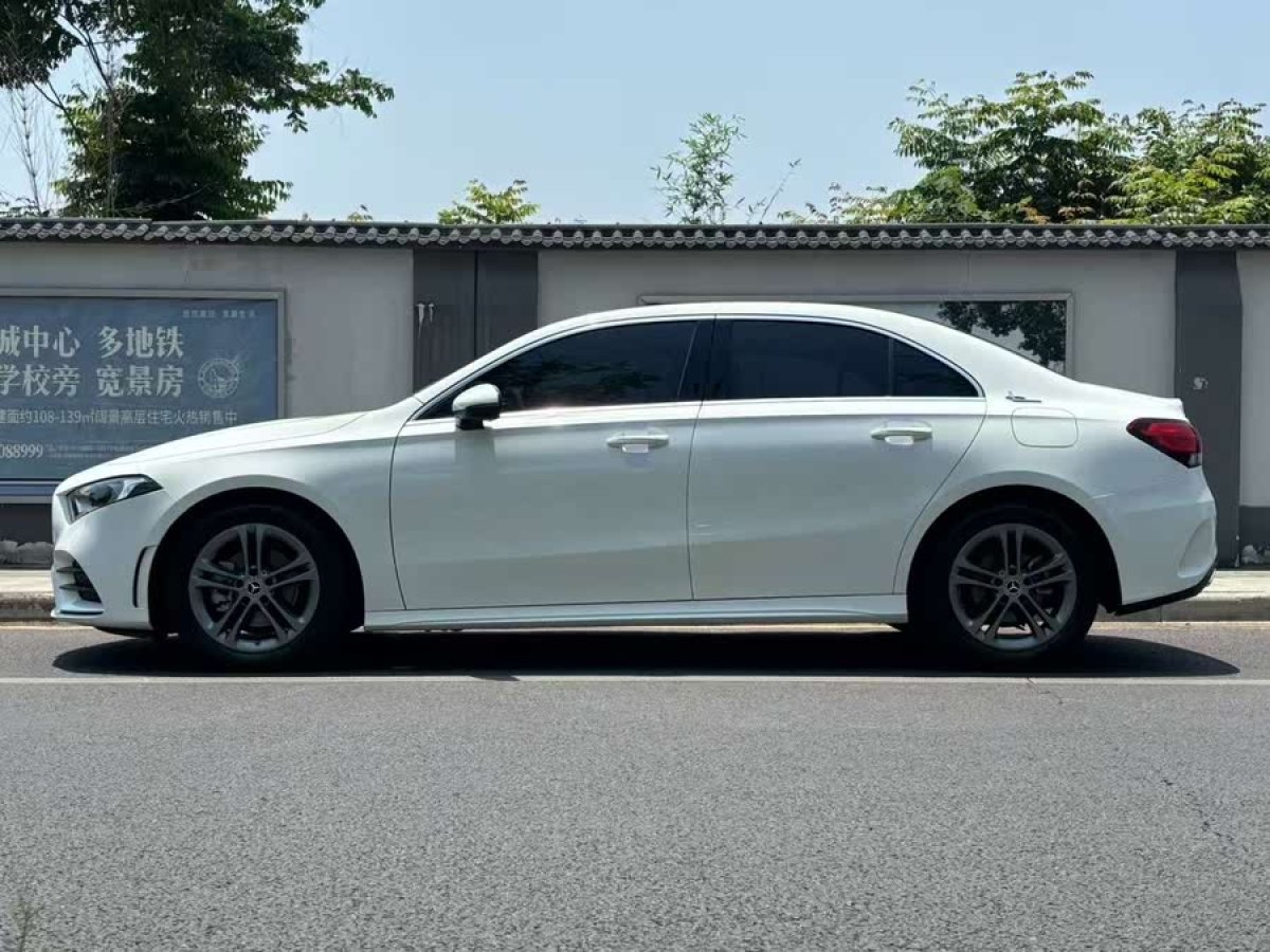 奔馳 奔馳A級  2022款 改款 A 180 L 運動轎車圖片