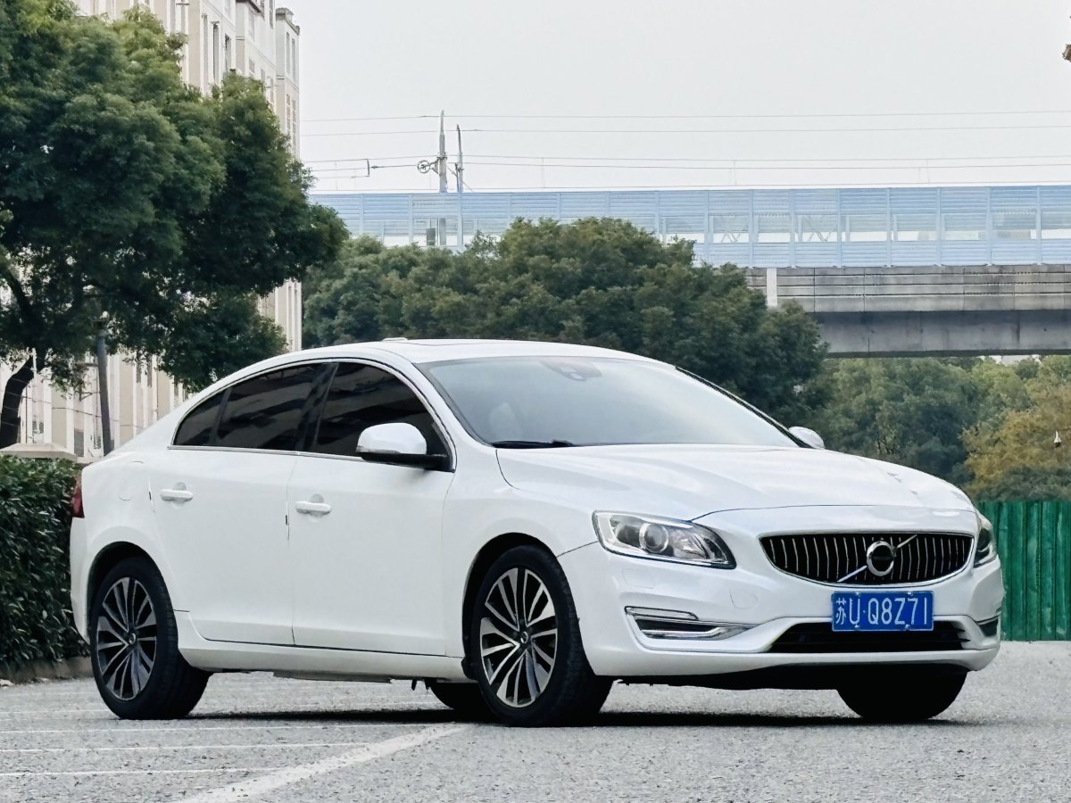 沃爾沃 S60  1448款 2.0T T5智尊版圖片