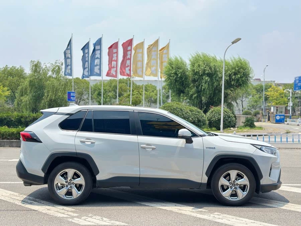豐田 RAV4榮放  2023款 雙擎 2.5L E-CVT兩驅(qū)精英版圖片