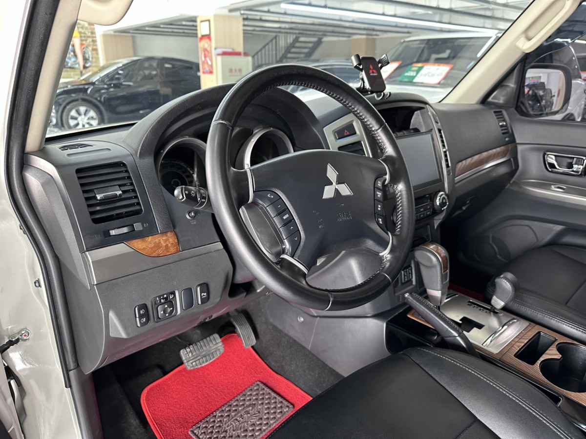 三菱 帕杰罗  2019款 3.0L 自动舒适版图片
