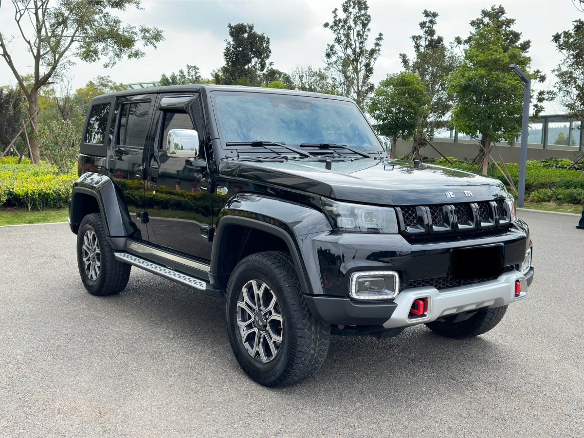 北京 BJ40  2023款 2.0T 自動(dòng)四驅(qū)城市獵人版?zhèn)b客型圖片