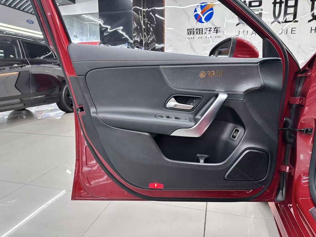 奔馳 奔馳A級  2020款 改款 A 200 L 運動轎車動感型圖片