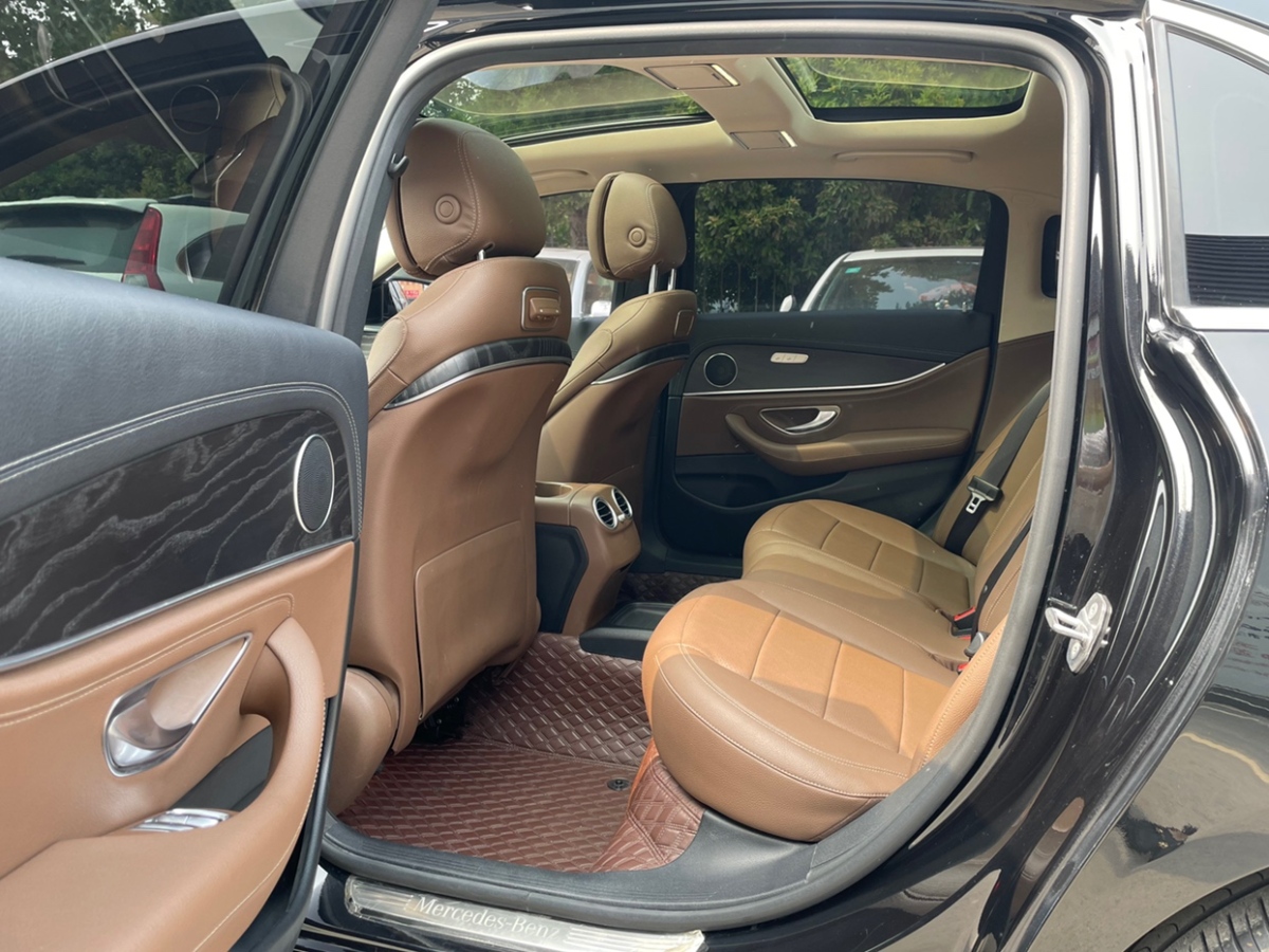 2019年12月奔驰 奔驰E级  2020款 改款 E 300 L 运动时尚型