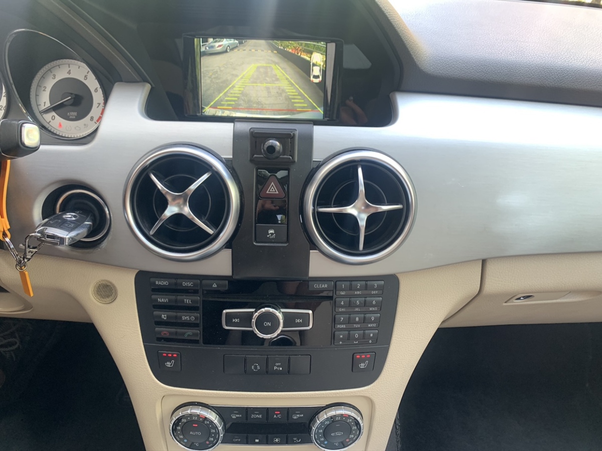 2014年9月奔驰 奔驰GLK级  2013款 GLK 300 4MATIC 动感天窗型