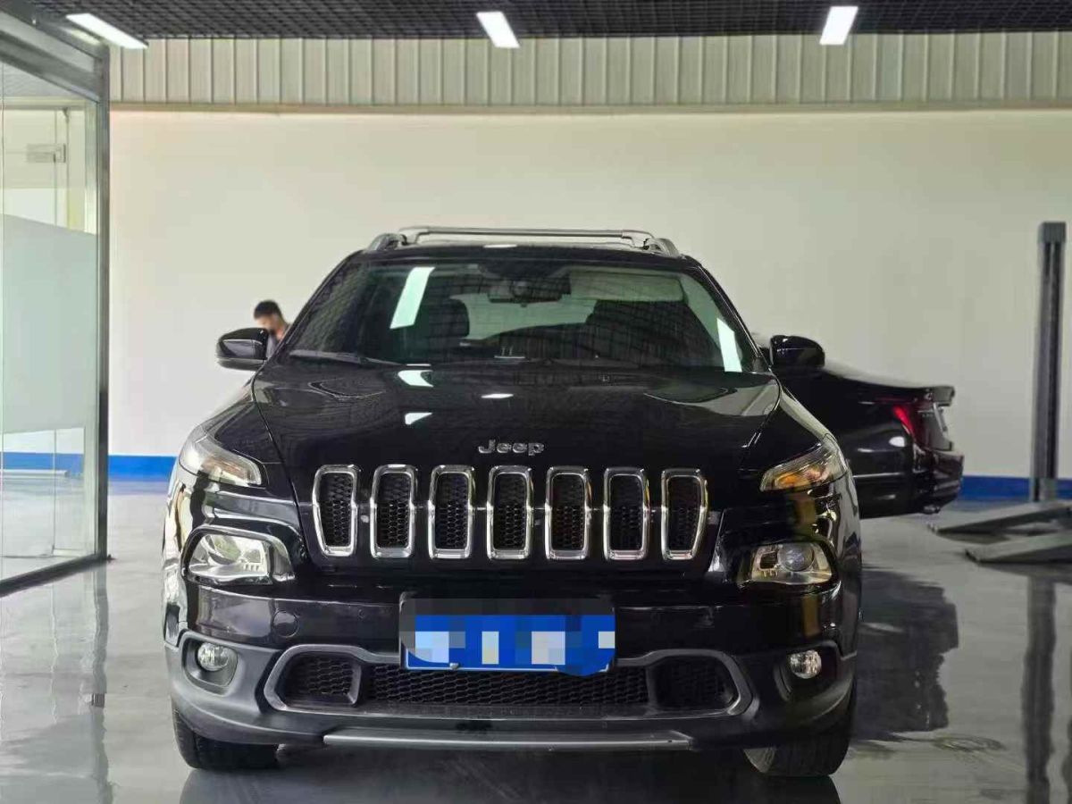 Jeep 自由光  2017款 2.0L 優(yōu)越版圖片
