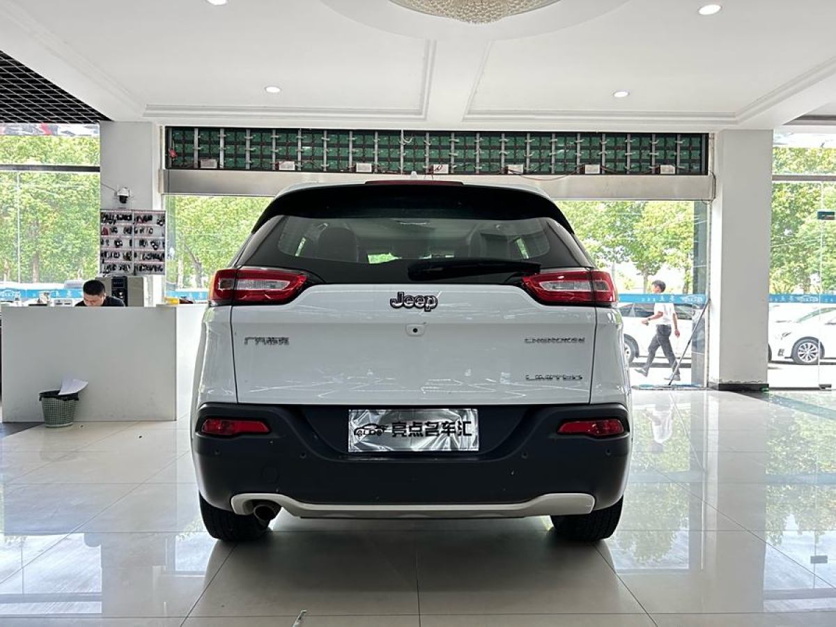 Jeep 自由光  2020款 2.0L 兩驅(qū)經(jīng)典運(yùn)動(dòng)版圖片