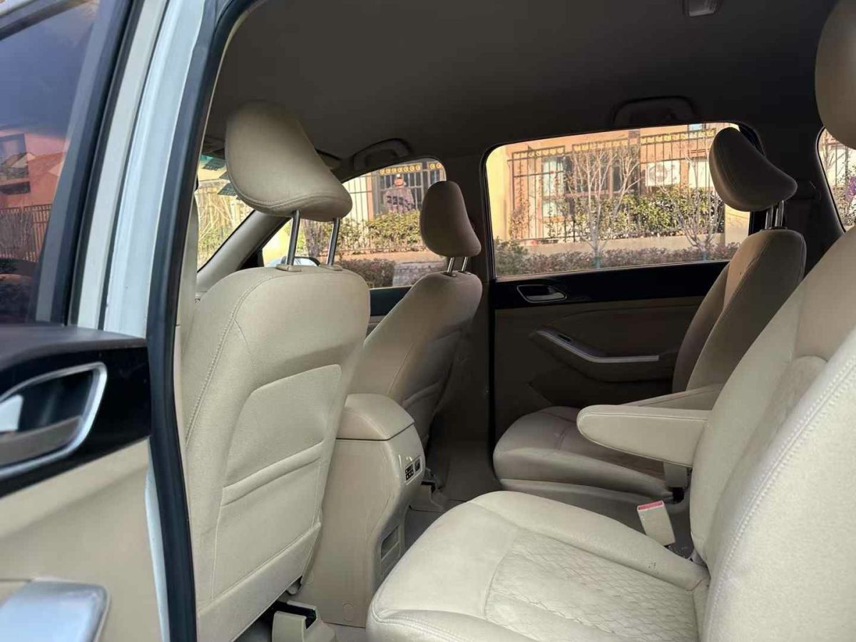 寶駿 730  2015款 1.8L 手動豪華導(dǎo)航ESP版 7座圖片