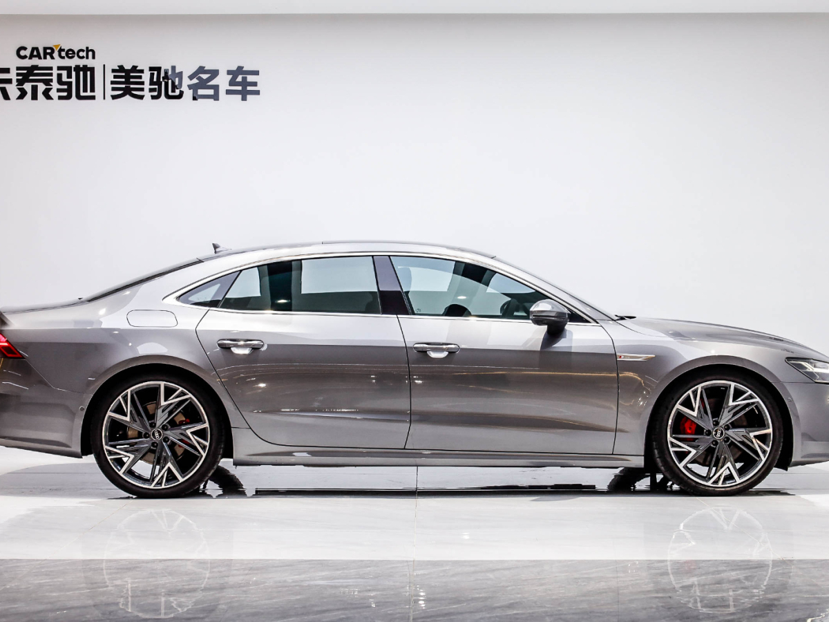 奧迪A7L 2022款 55 TFSI quattro S-line 志遠(yuǎn)型流晶套裝圖片