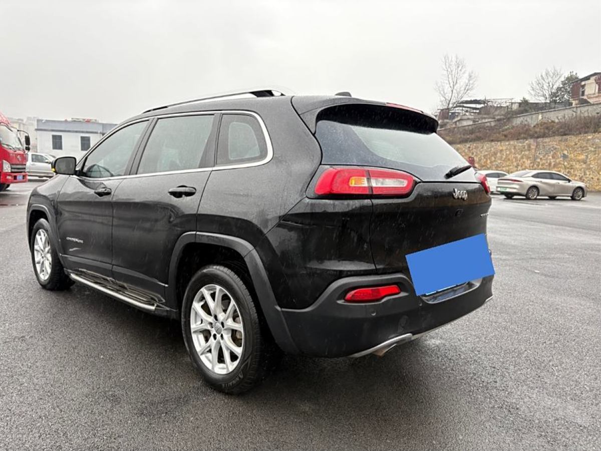 Jeep 自由光  2017款 2.0L 優(yōu)越版圖片