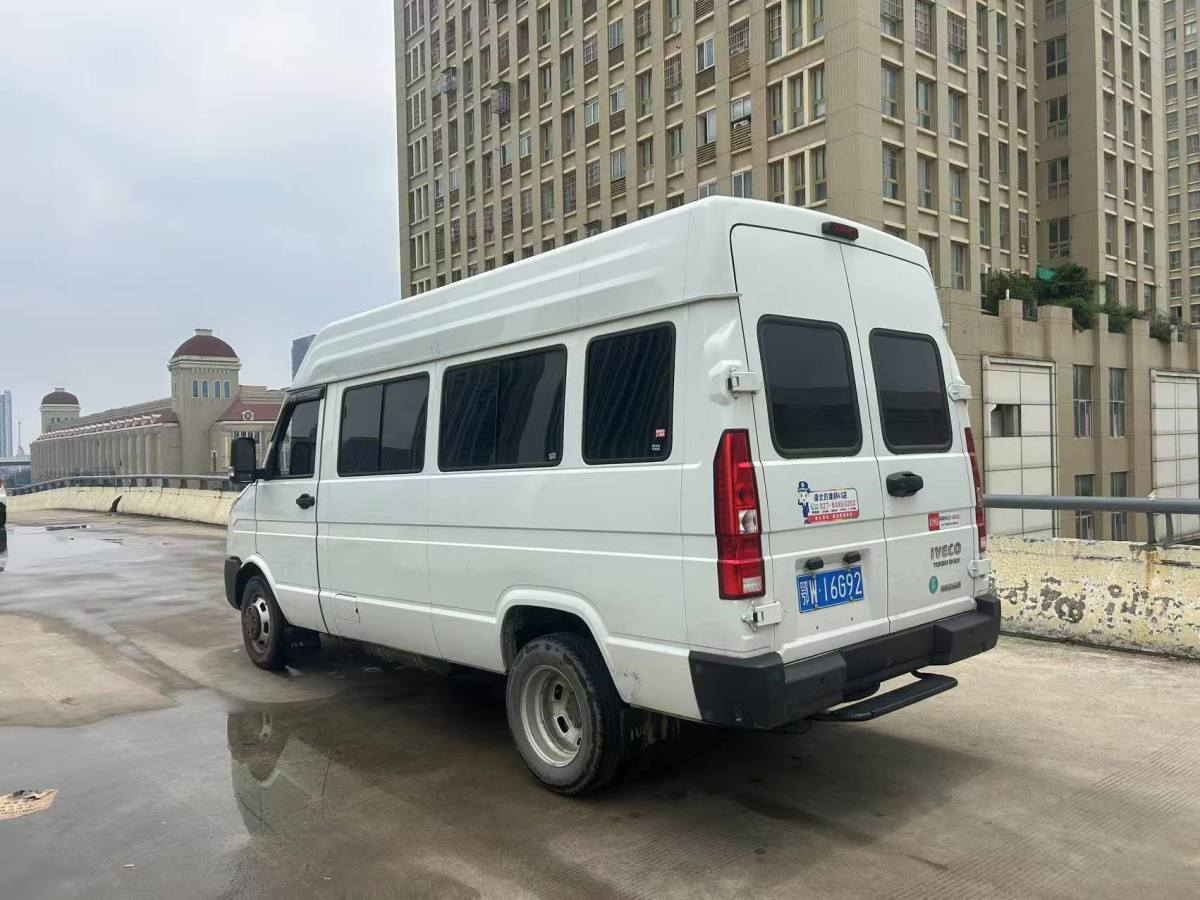 依維柯 得意  2023款 2.5T A37M1客車(chē)長(zhǎng)軸中頂雙胎側(cè)拉門(mén)5-9座圖片