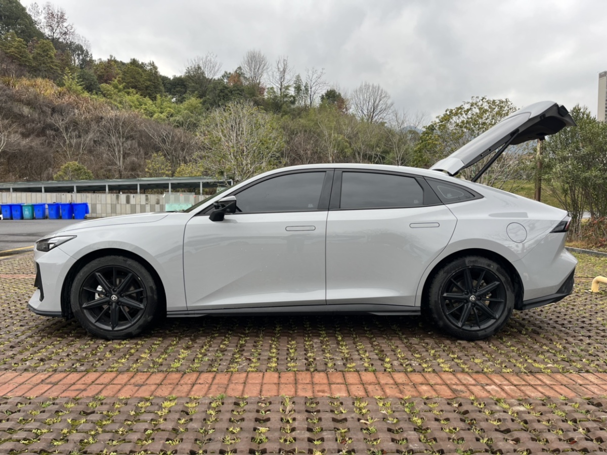 長(zhǎng)安 長(zhǎng)安UNI-V  2024款 1.5T 尊貴型圖片