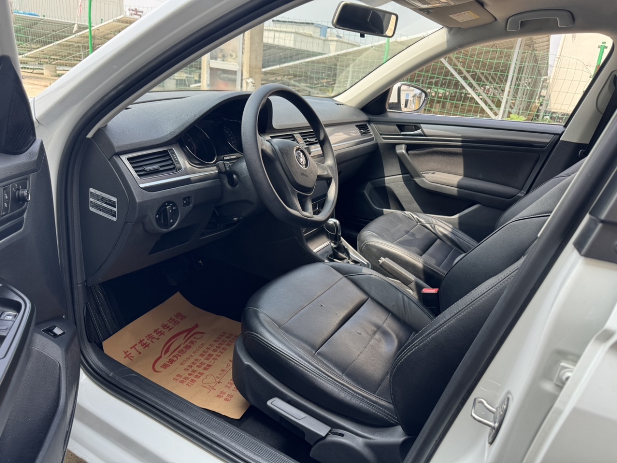 上汽大通 V80  2019款 2.5T經(jīng)典款AMT傲運通長軸中頂10座圖片