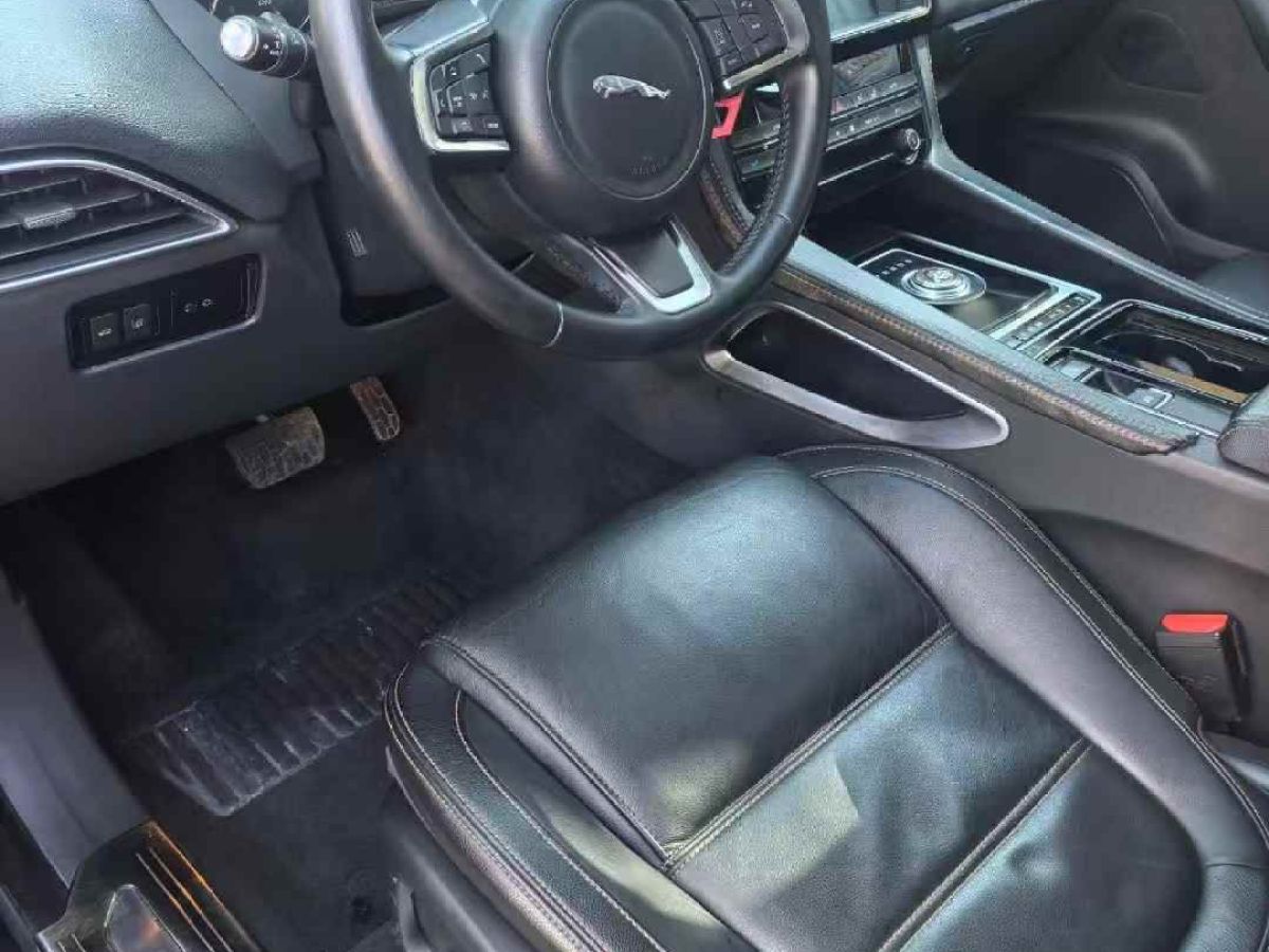 捷豹 XE  2018款 2.0T 200PS 兩驅(qū)R-Sport運(yùn)動(dòng)版圖片