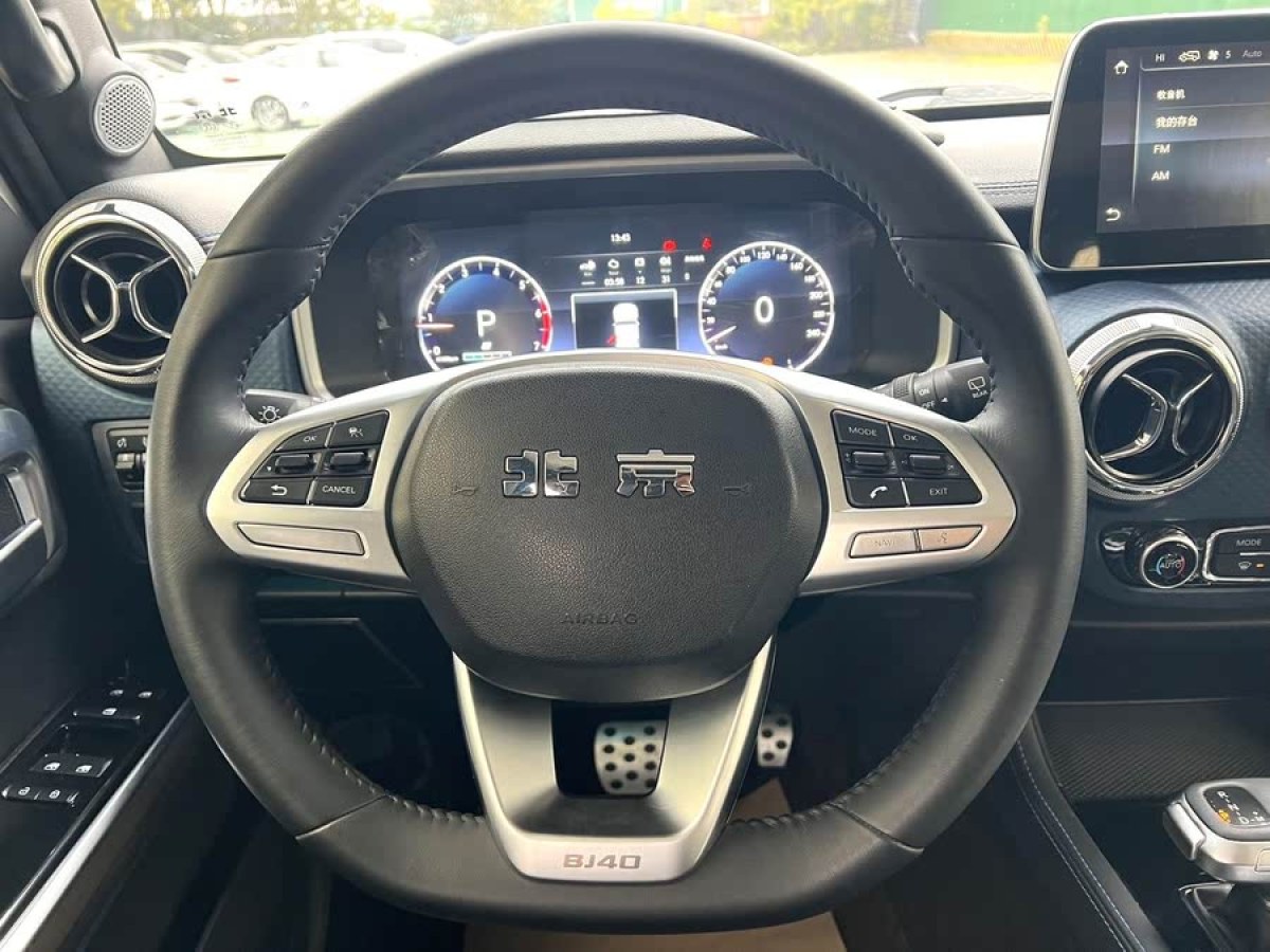 北京 BJ40  2020款 2.0T 自動(dòng)四驅(qū)城市獵人版?zhèn)b客型圖片