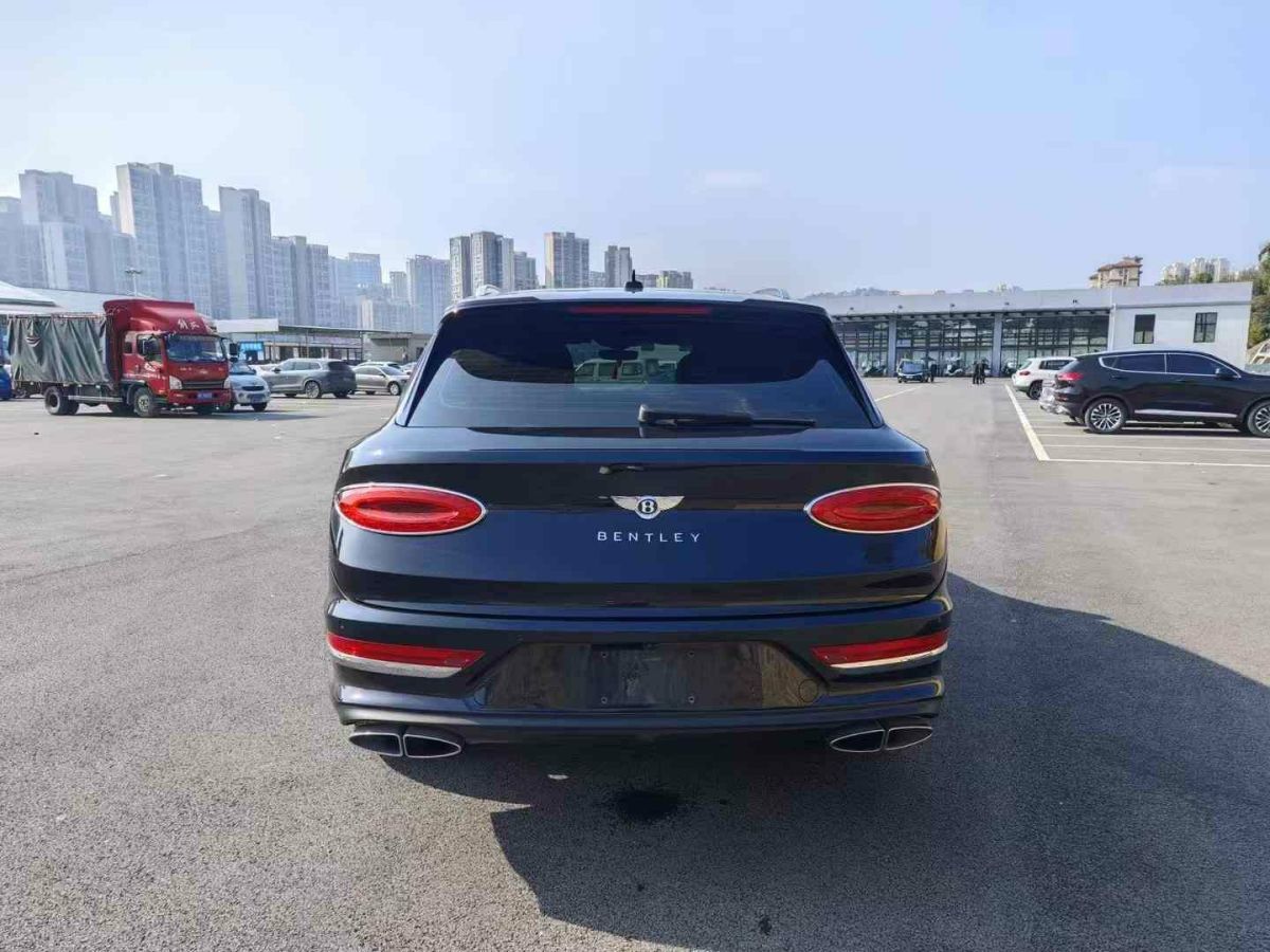 賓利 添越  2023款 4.0T V8 長(zhǎng)軸距版圖片