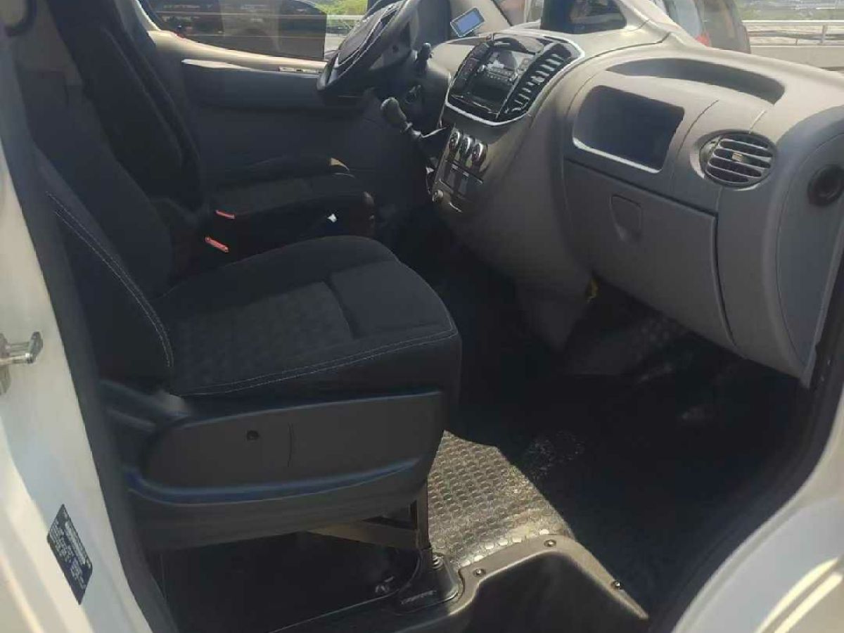 上汽大通 V80  2020款 2.0T AMT PLUS城市版短軸超低頂5/6座圖片