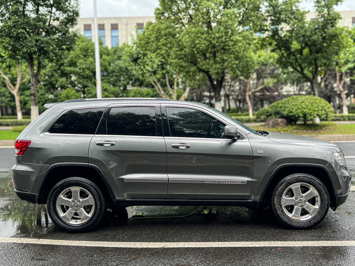 Jeep 大切諾基  2013款 3.6L 舒享導(dǎo)航版圖片