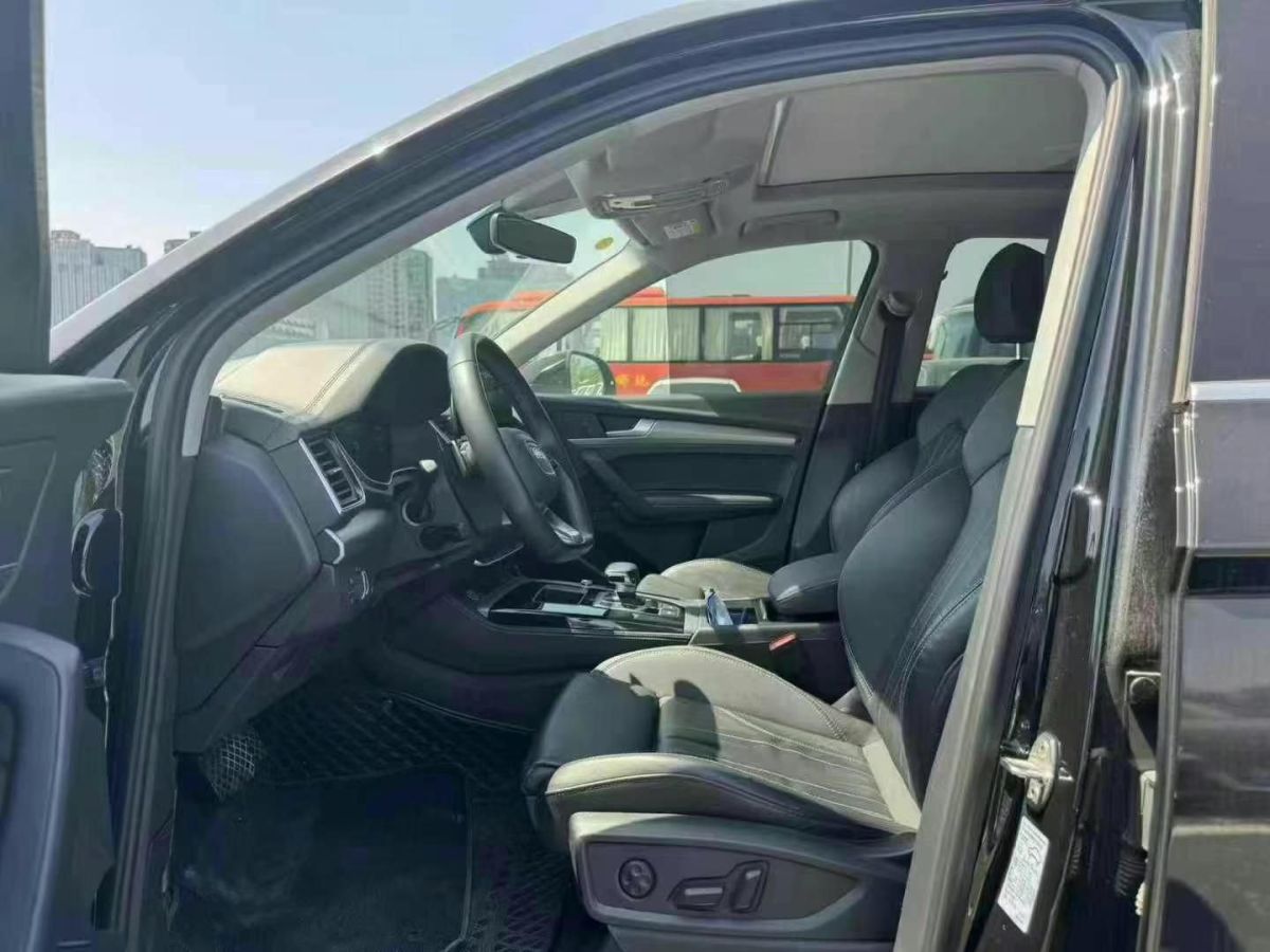 奧迪 奧迪Q5 e-tron  2022款 40 e-tron 星耀型 機(jī)甲套裝圖片