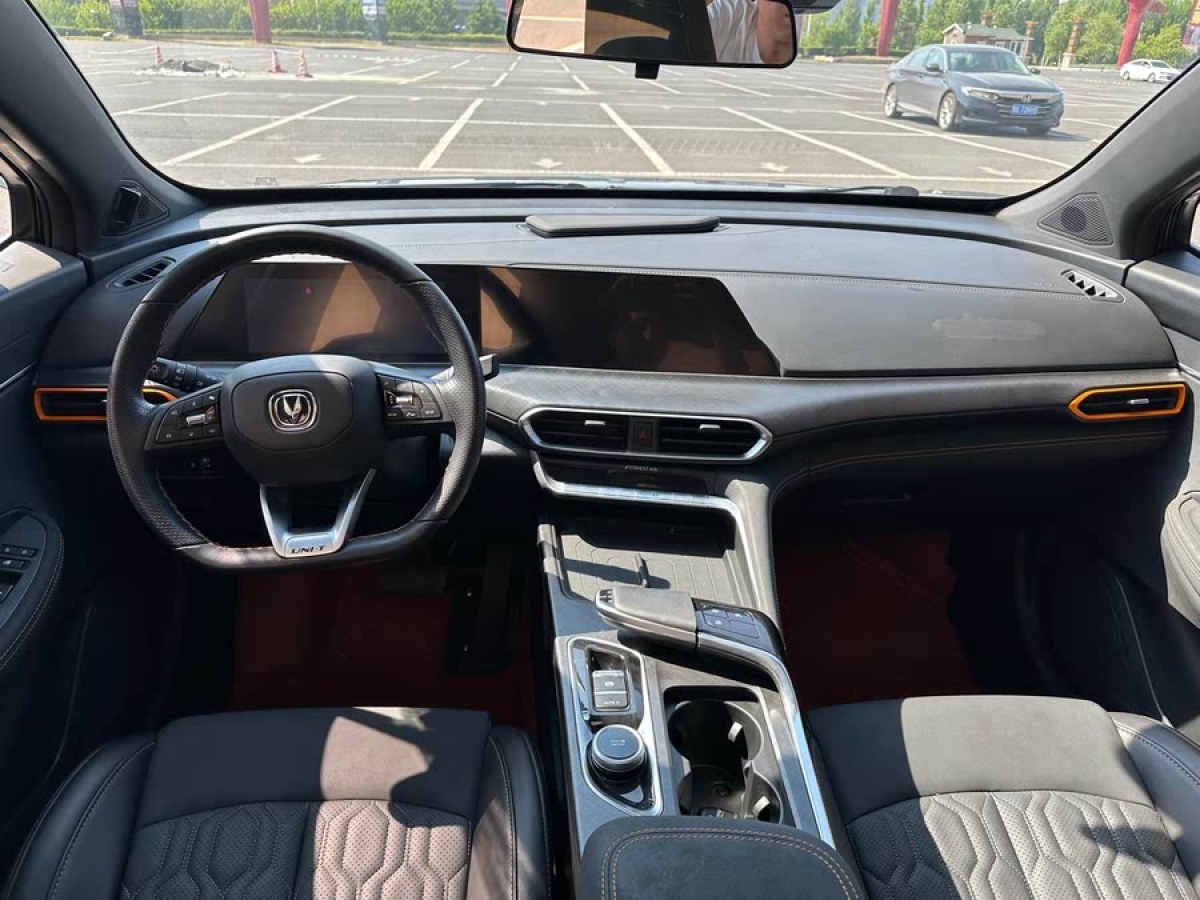 長安 UNI-T  2022款 1.5T 運(yùn)動版 尊貴型圖片