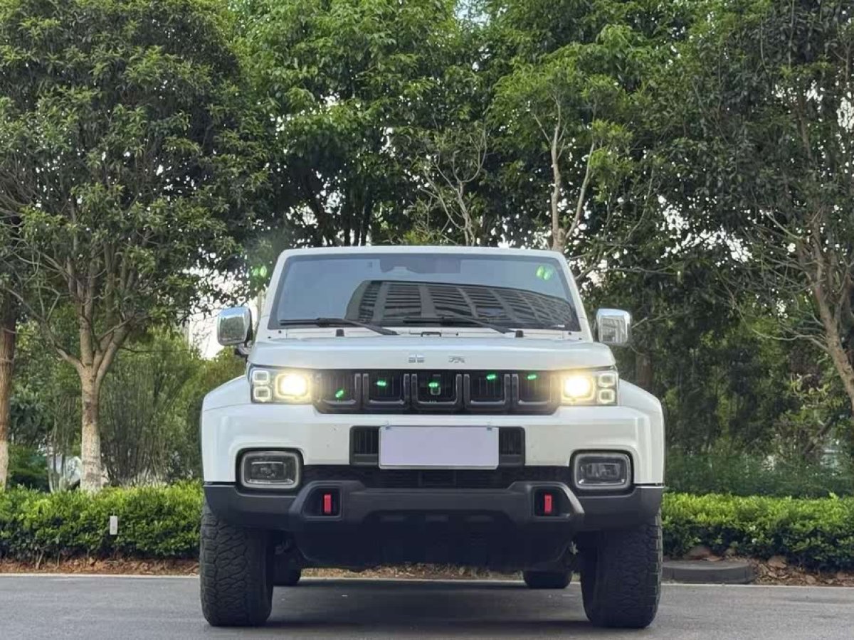 北京 BJ40  2023款 2.0D 自動(dòng)四驅(qū)刀鋒英雄版?zhèn)b客型圖片