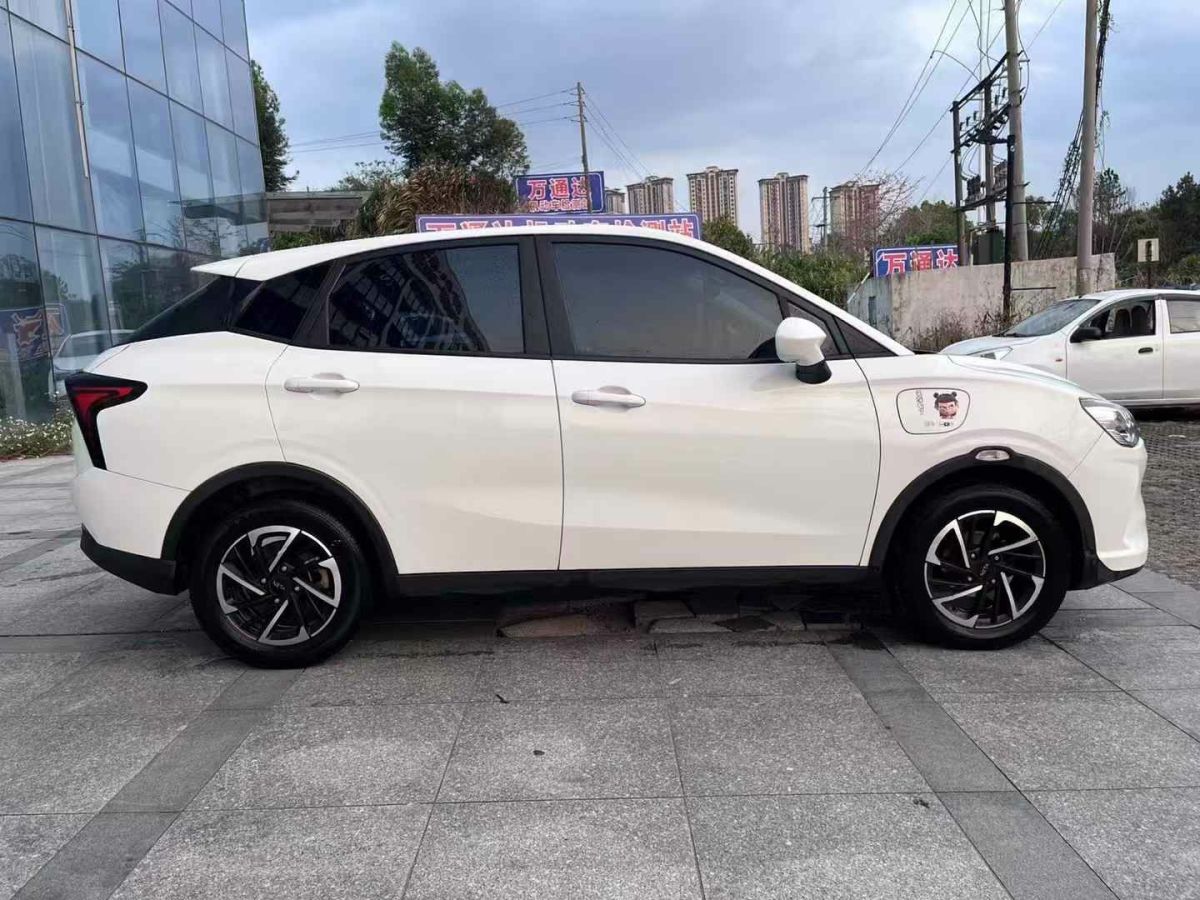哪吒 哪吒V  2021款 標(biāo)準(zhǔn)續(xù)航娛樂版圖片