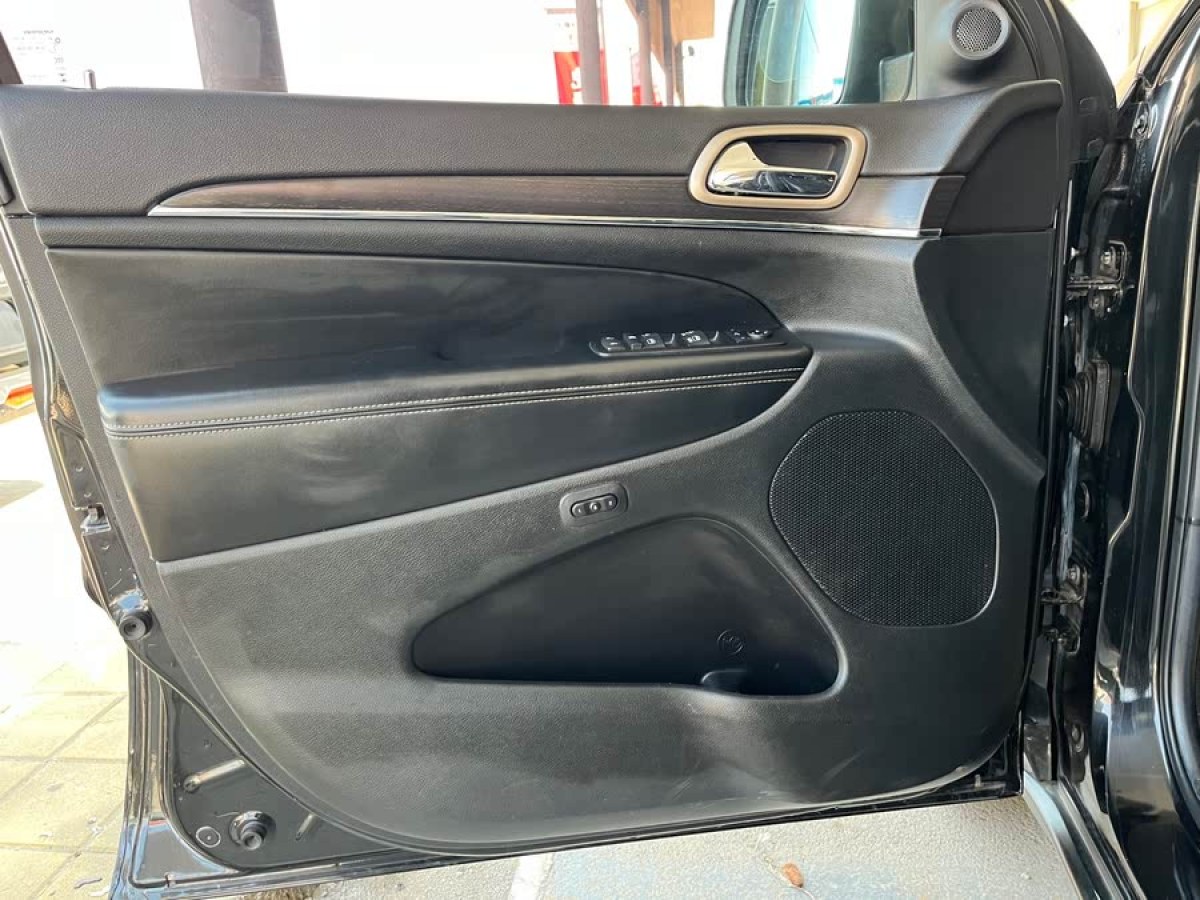Jeep 大切諾基  2014款 3.0L 舒享導航版圖片