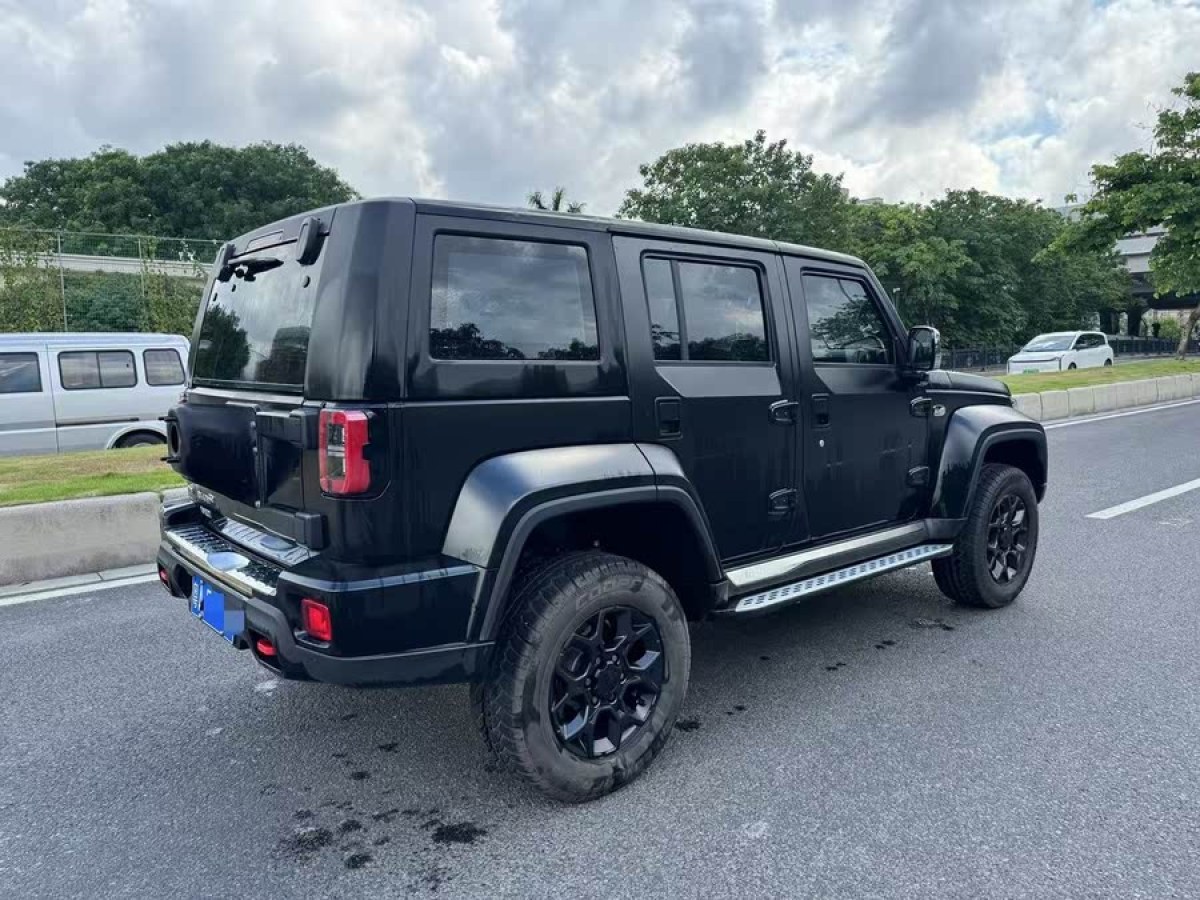 北京 BJ40  2023款 2.0D 自動(dòng)四驅(qū)刀鋒英雄版?zhèn)b客型圖片