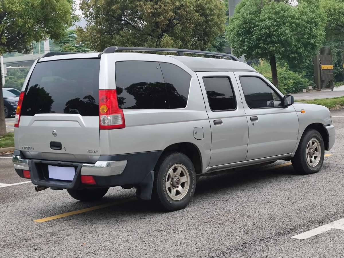 日產(chǎn) ZN廂式車  2011款 2.4L兩驅(qū)高級型7座ZN6493圖片