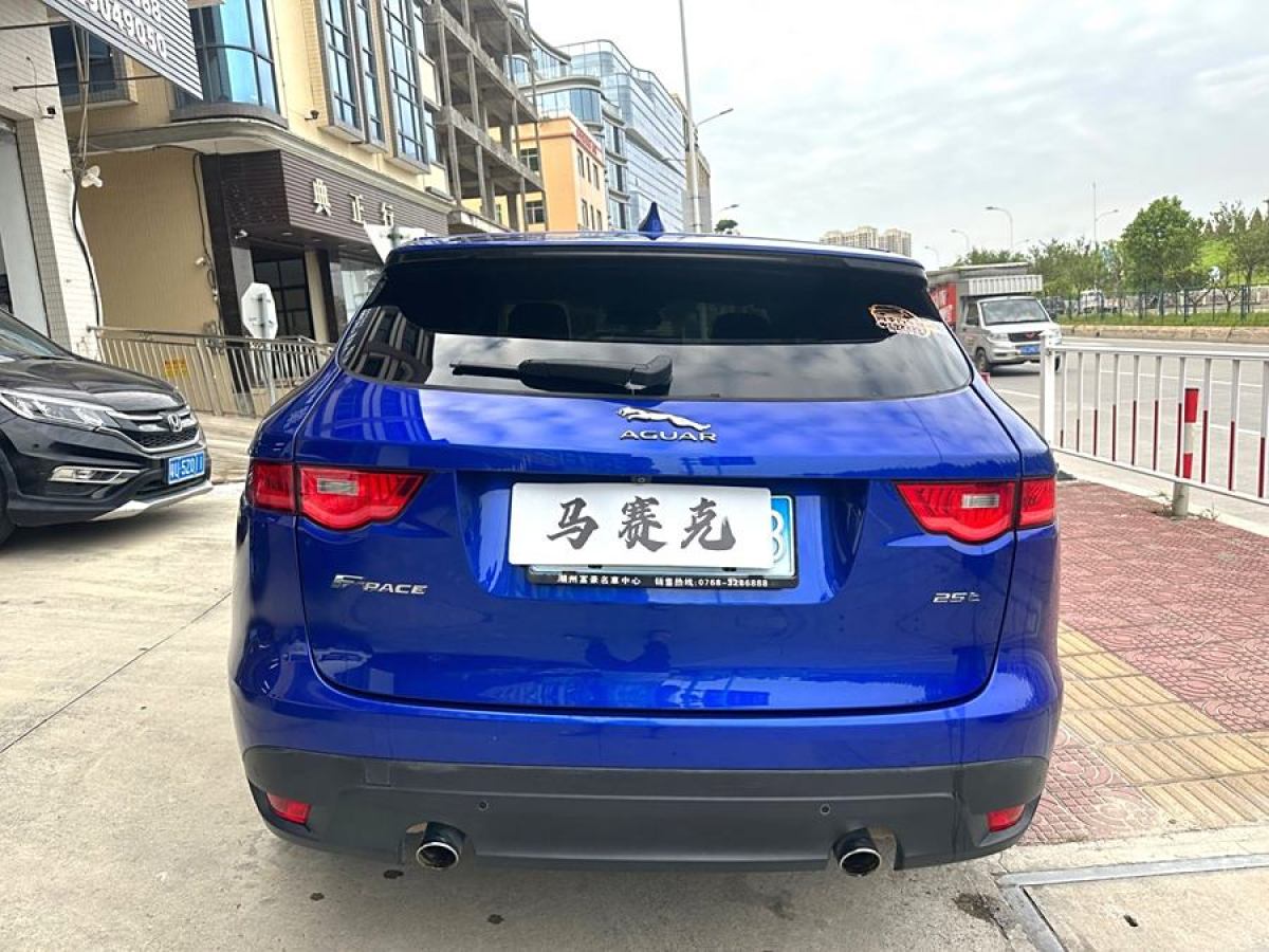 捷豹 F-PACE  2018款 2.0T 兩驅(qū)都市尊享版圖片