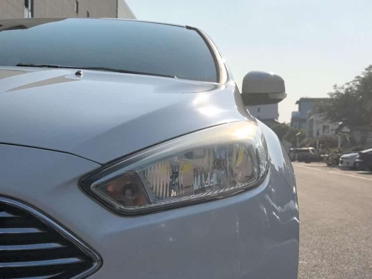 福特 ?？怂? 2018款 三廂經(jīng)典 EcoBoost 180 自動(dòng)精英型圖片