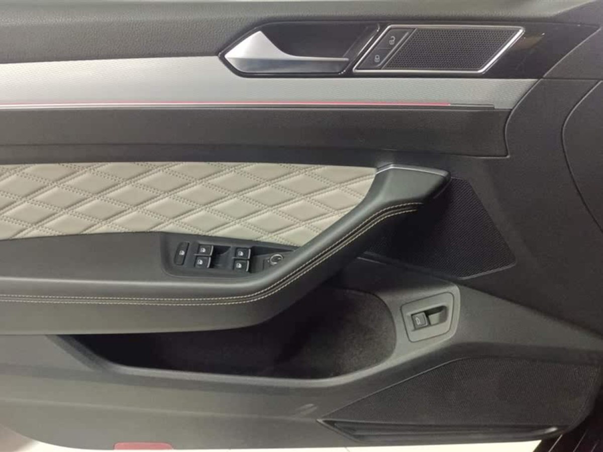 大眾 邁騰  2023款 200萬輛紀念版 330TSI DSG領(lǐng)先型圖片