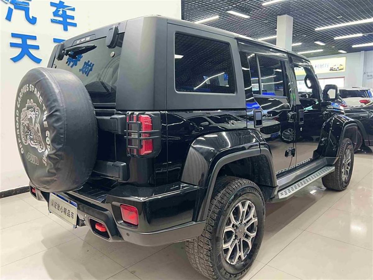 北京 BJ40  2020款 2.0T 自動(dòng)四驅(qū)城市獵人版?zhèn)b客型圖片