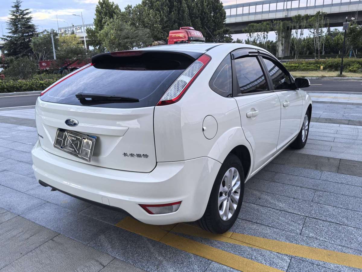 福特 ?？怂? 2013款 兩廂經(jīng)典 1.8L 自動(dòng)基本型圖片