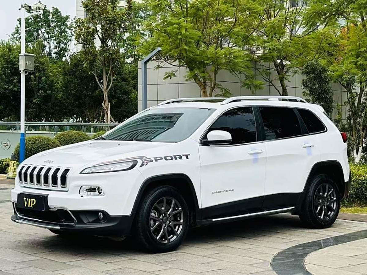 Jeep 自由光  2020款 2.0L 兩驅(qū)經(jīng)典運(yùn)動版圖片