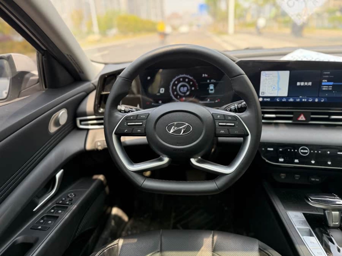 現(xiàn)代 伊蘭特  2023款 1.5L CVT LUX尊貴版圖片