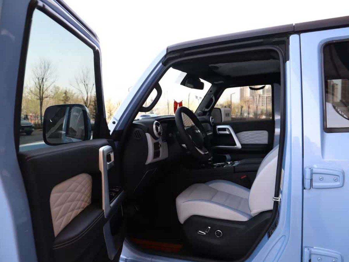北京 BJ40  2023款 2.0T 自動(dòng)四驅(qū)城市獵人版?zhèn)b客型圖片
